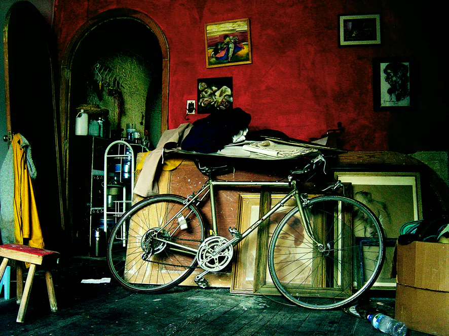 <p>Este chiquero y la puerta vencida</p>
