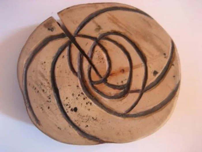 <p>El centro del que nacemos, después de haber partido | Cortes transversales de encino dimensiones variables | Óleo | 2011</p>
