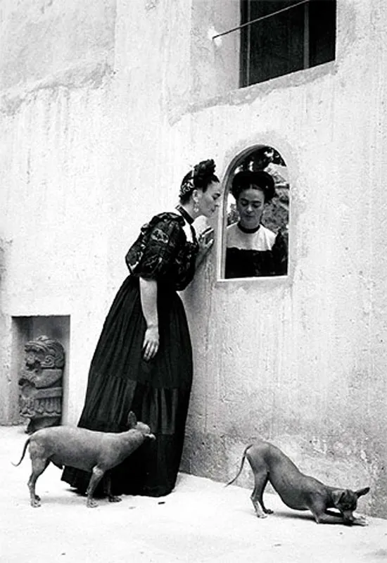 <p>Frida Kahlo y sus perros | 1944</p>
