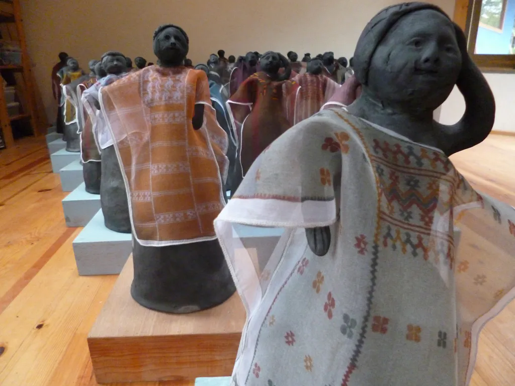 <p>Detalle de Instalación La Vida Cotidiana -Mujeres de Barro Negro, piezas de trabajadas en colaboración con artesana Teresa Morga de San Bartolo Coyotepec vestidas en hupiles digitales.</p>
