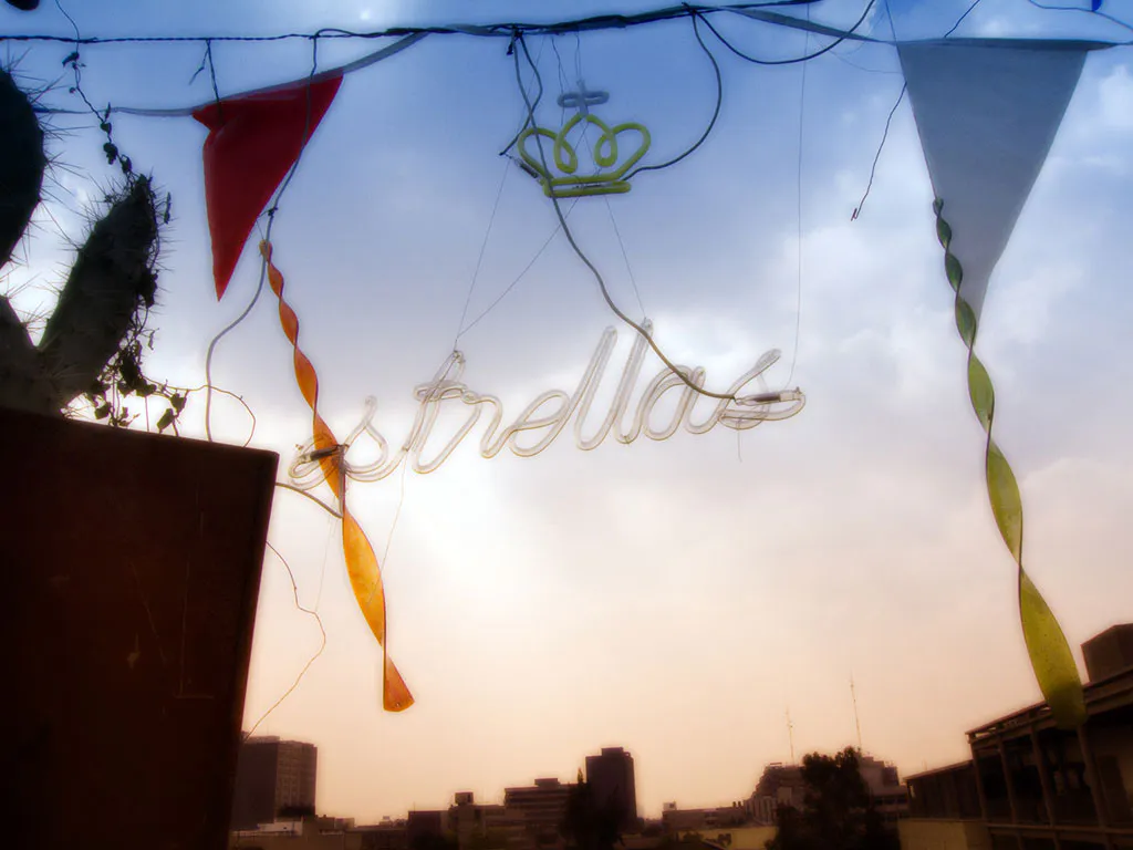 <p>Estrellas	</p>
<h3>Serie Yolanda Andrade</h3>
<div>    <span>             Escrito por MUMA          </span>   </p>
<p>Estas fotos son parte de una serie en la que exploro las transformaciones que sufren imágenes icónicas del arte universal, al pasar de sus nichos de lo consagrado a las apropiaciones que de las mismas hacen la cultura y el arte popular.          </p></div>
