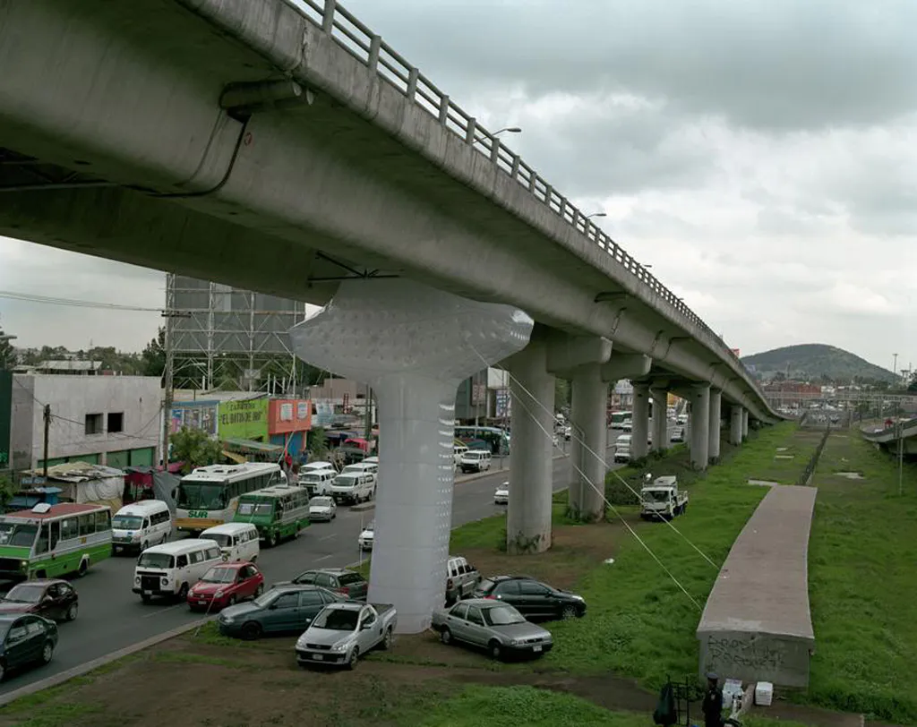 <p>Exhaust | 6 automóviles encendidos, contenedor de plástico, gasolina, gas de combustión, puente vehicular | 2009</p>
