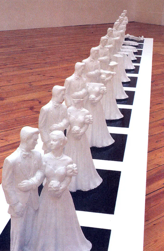 <p>La Cadena | Figuras de yeso intervenidas sobre base de acrílico | dimensiones variables | 2004</p>
