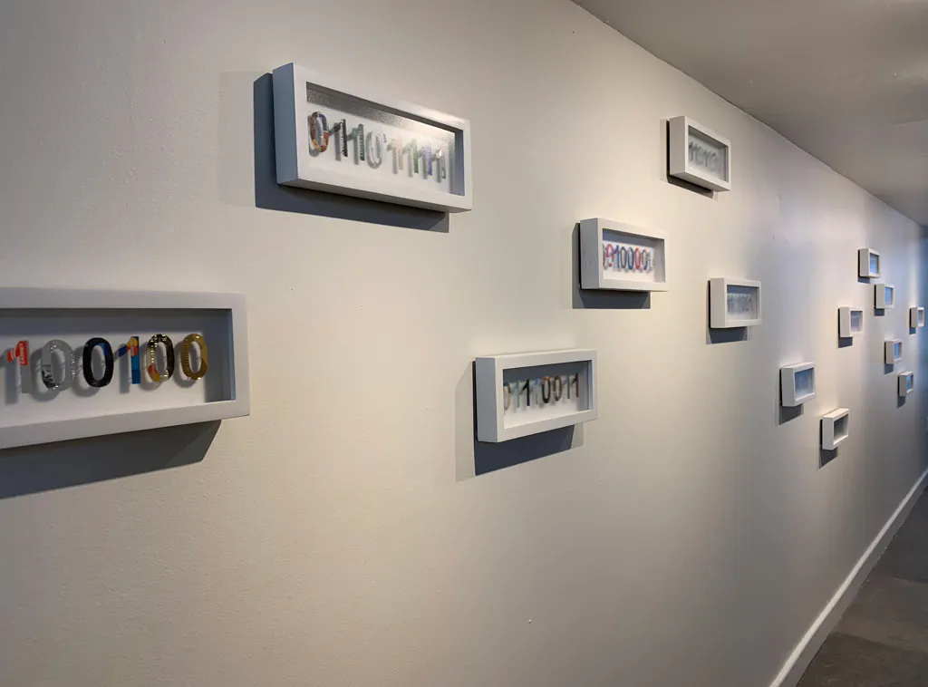 <p>Dos mil veinte, 2020 | Relieve de tarjetas de crédito calado a mano | 17 x 25.5 cm. c/u</p>
