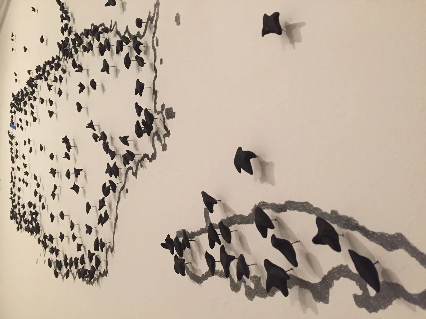 <p>La ruta | 2016 | Pasta para modelar, alambre acrílico y grafito | Intervención sobre muro | 135 x 360 x 2.2 cm.</p>
