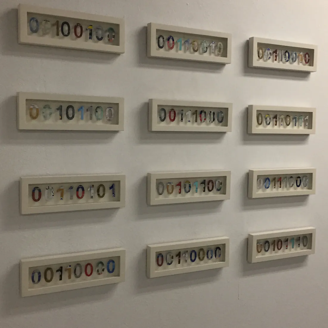 <p>Estadística I | 2016 | Tarjetas de crédito recortadas a mano y enmarcado | Relieves | 12 paneles de  11.43 x  33.97 x 5.08 cm. | Colección Hernández Castrodad</p>
