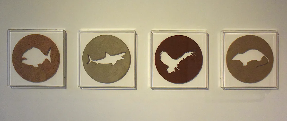 <p>Fauna económica | 2016 | Relieves | Viruta de madera, arena de playa, tierra y cemento | 30.8 x 30.8 x 3.7 cm. c/u</p>
