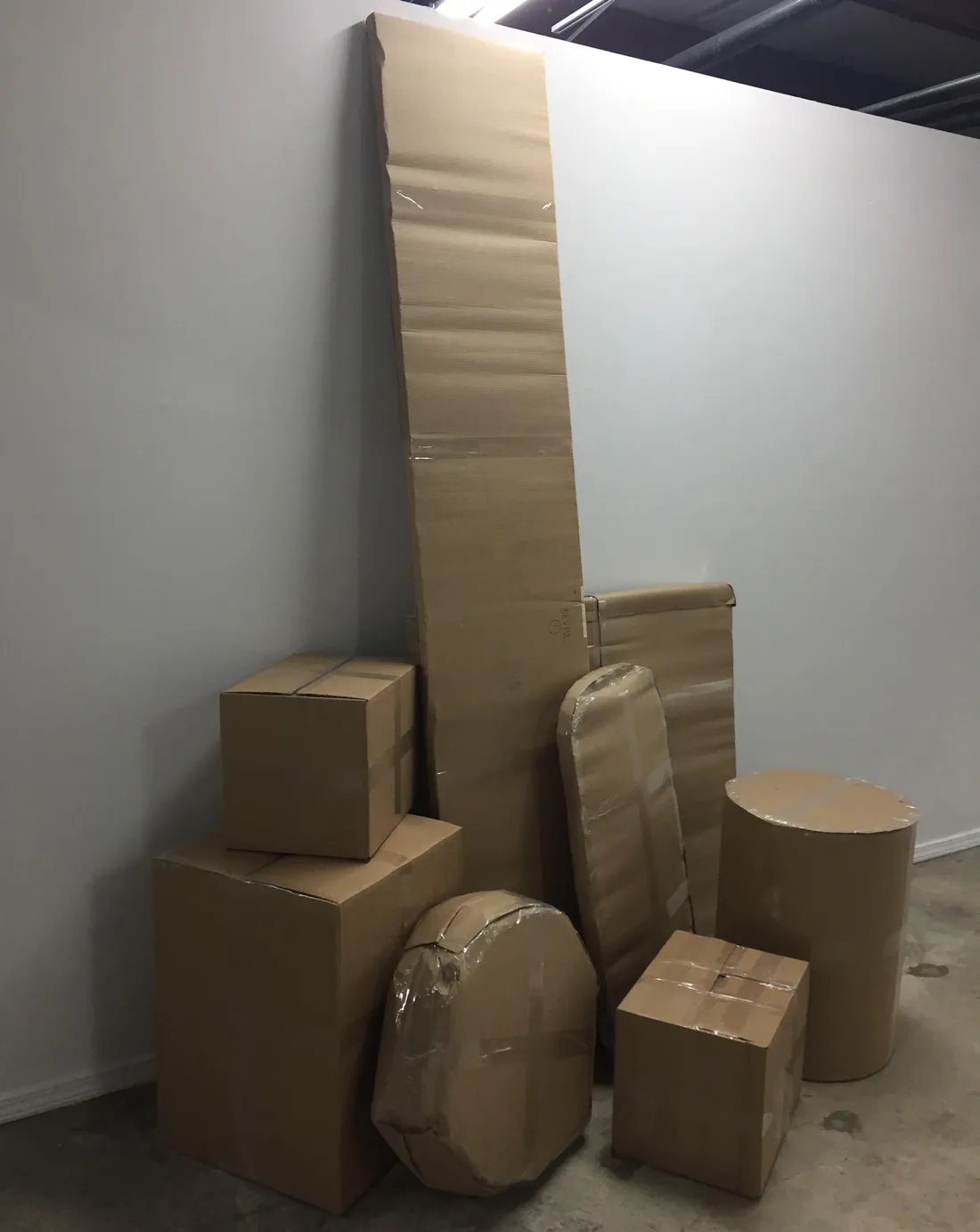 <p>Sentido de pertenencia | 2016 | Instalación escultórica     Cartón corrugado, cinta adhesiva y diversos objetos empacados | 243.84 x 169.16 x 106.68 cm.</p>
