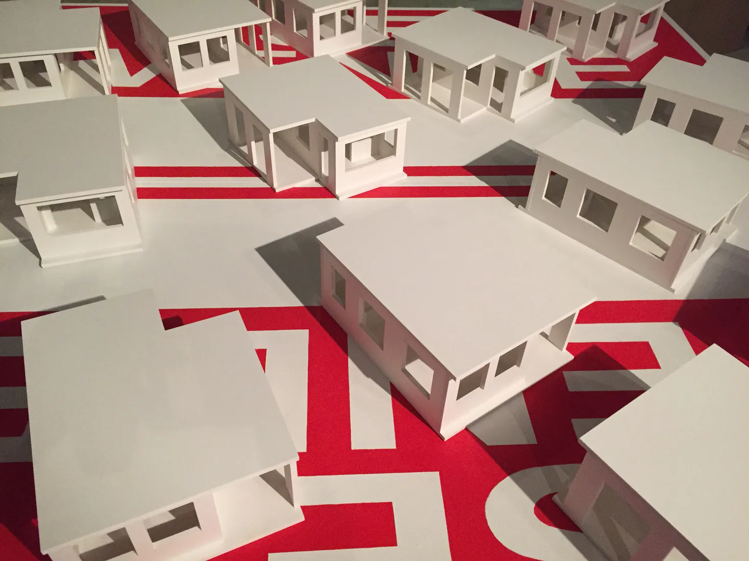 <p>Estado de Ejecución | 2016 | Instalación escultórica     Mesa, letreros de se vende pintados a mano y la Recreación de 14 casas típicas de urbanización en Puerto Rico | 88.9 x 1,676.4 x 1,676.4 cm. | Colección Hernández Castrodad.</p>
