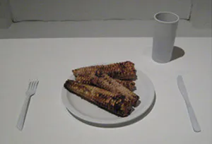 <p>De la serie: Futuro incierto | Instalación, mobiliario, utensilios de mesa,  elotes, grano de neumático reciclado | dimensiones variables | 2008</p>
