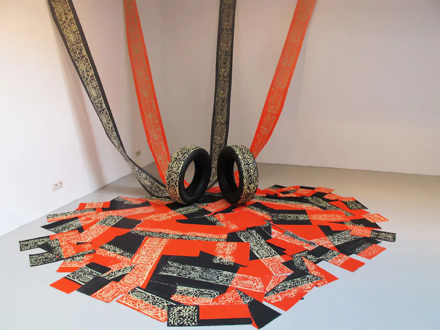 <p>Bordando sobre viejas banderas | Instalción</p>
