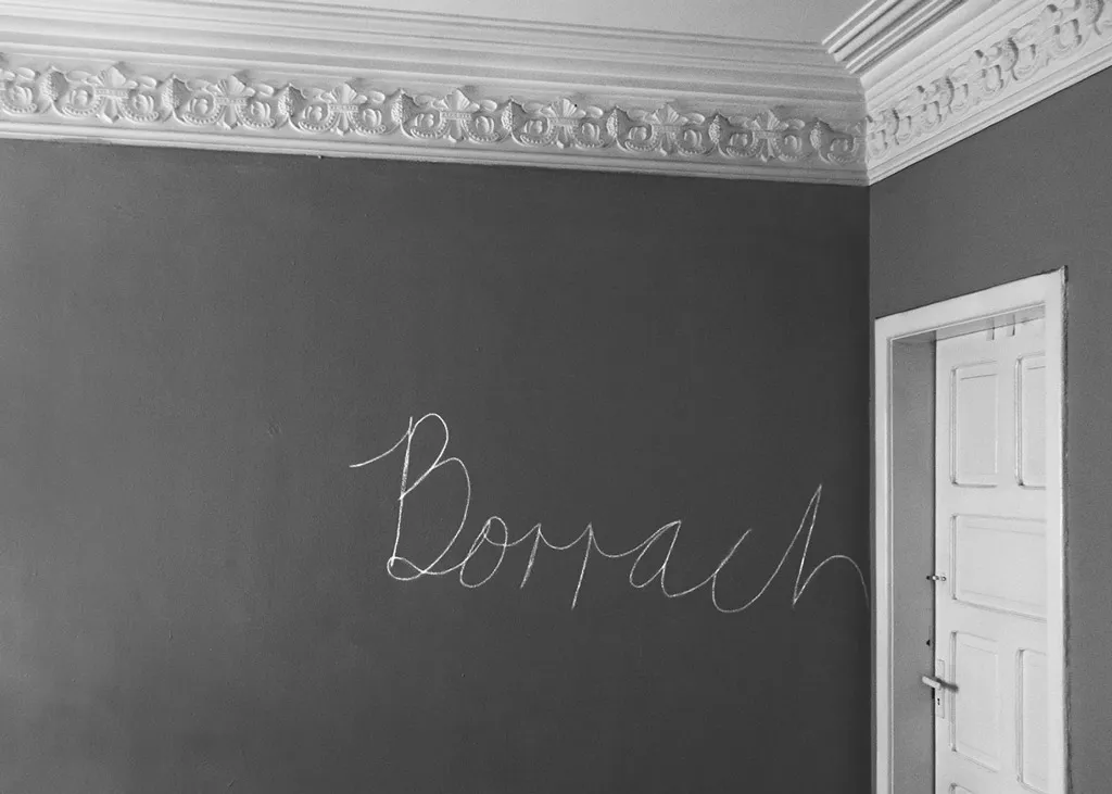 <p>Borrach. 2021. Escritura sobre pared, fotografía digital. Medidas variables.</p>

