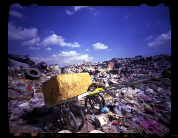 <p>Carreta, de la serie (a)Tensión | Fotografía estenopéica en formato medio, del tiradero Tlatel Xochitenco | medidas variables | 2007-8</p>
