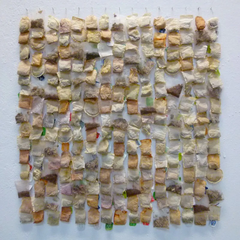 <p>Bolsitas de té   | 225 bolsitas de te coleccionadas durante dos años | 2010-2012</p>
