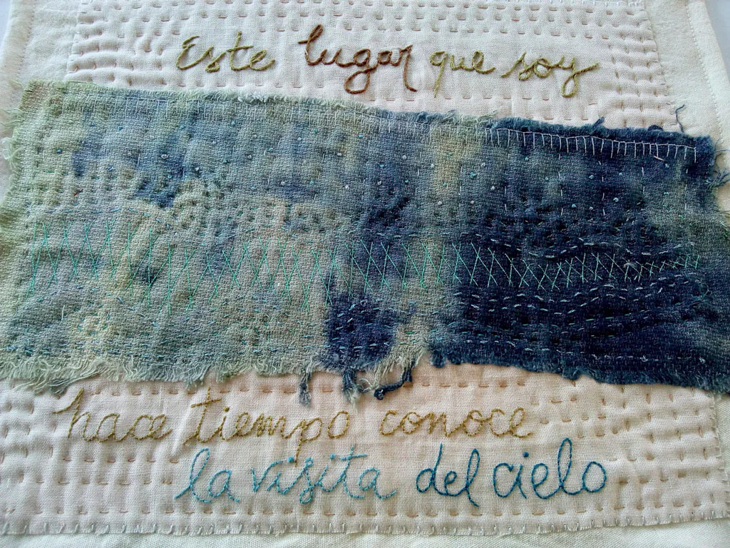 <p>Este lugar que soy | Bordado sobre lino, tela reciclada, hilos de algodón, relleno fieltro acrílico. | 35 x 41 cm | 2016-2021</p>
