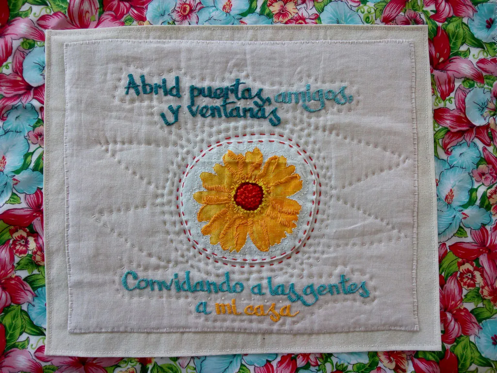 <p>Abrid puertas y ventanas | Bordado sobre lino, tela reciclada, hilos de algodón, relleno fieltro acrílico. | 31.5 x 37 cm | 2016-2021</p>

