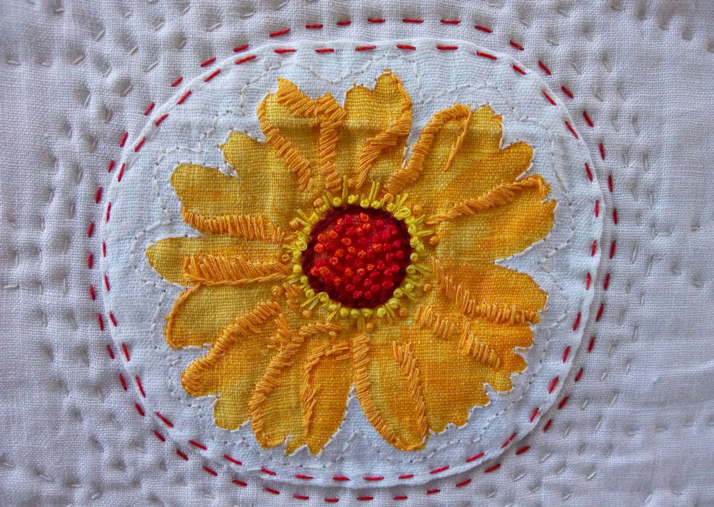 <p>Abrid puertas y ventanas | Bordado sobre lino, tela reciclada, hilos de algodón, relleno fieltro acrílico. Detalle | 31.5 x 37 cm | 2016-2021</p>
