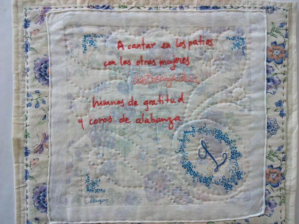 <p>A cantar | Bordado sobre lino, pañuelo antiguo, hilos de algodón, relleno fieltro acrílico. | 40 x 45 cm | 2016-2021</p>
