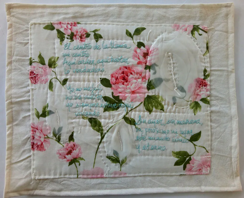 <p>El centro de la llama | Bordado sobre lino, tela reciclada, hilos de algodón, relleno fieltro acrílico. | 29 x 33.5 cm | 2016-2021</p>
