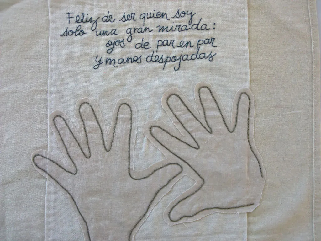 <p>Feliz de ser quien soy | Bordado sobre lino, tela reciclada, hilos de algodón, relleno fieltro acrílico. | 41 x 46 cm | 2016-2021</p>
