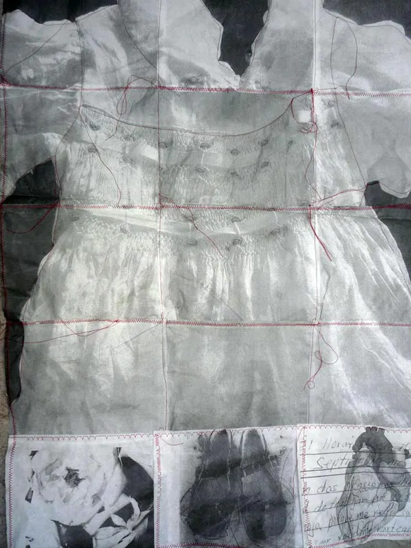 <p>Vestido herido Gráfica, cosida con hilo rojo | 100 x 70 cm | 2011</p>
