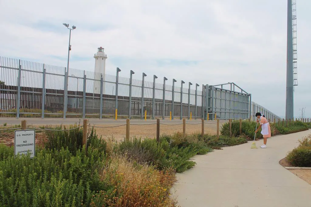 <p>Performance at the Border San Diego Tijuana</p>
