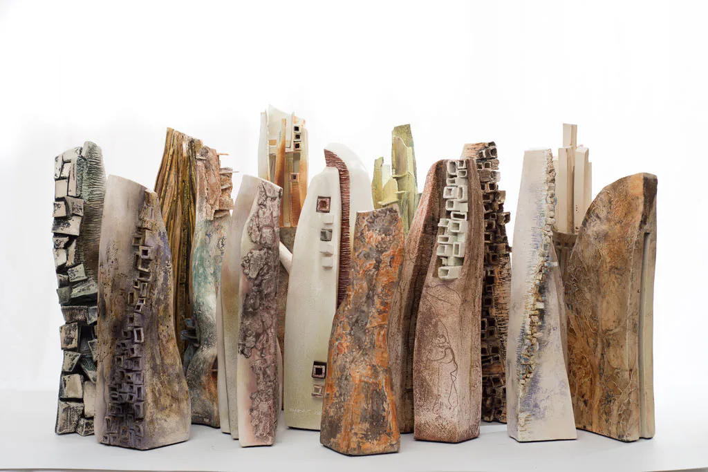 <p>Conglomerado, 2019 / Cerámica con Terra sigillata / 50 x 20ø cm (Promedio en todas las esculturas)</p>
