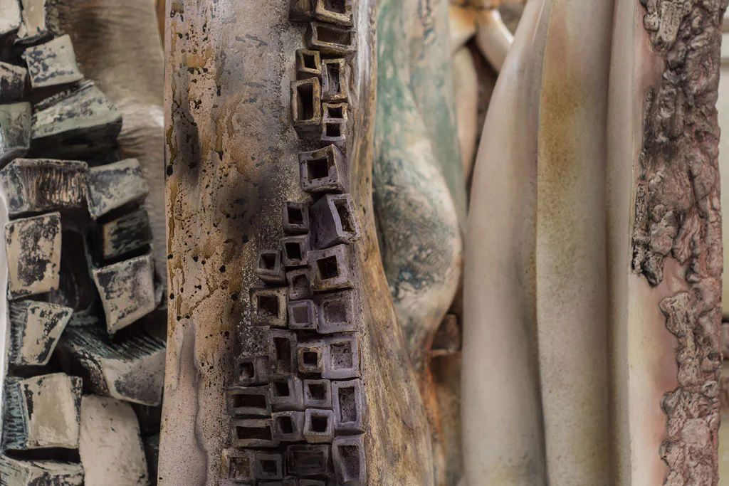 <p>Conglomerado, 2019 / Cerámica con Terra sigillata / 50 x 20ø cm (Promedio en todas las esculturas)</p>
