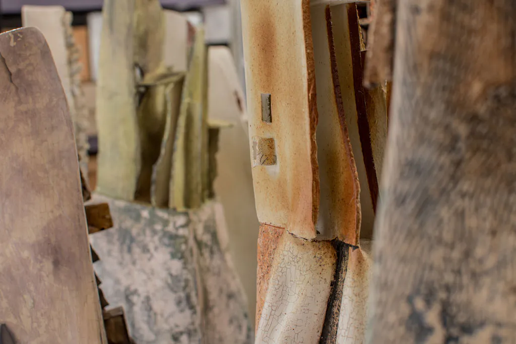 <p>Conglomerado, 2019 / Cerámica con Terra sigillata / 50 x 20ø cm (Promedio en todas las esculturas)</p>
