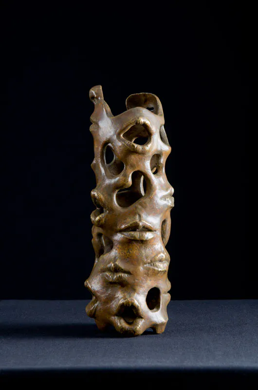 <p>Las palabras, los suspiros, los besos… | Bronce | 32 x 90 cm | 2002</p>
