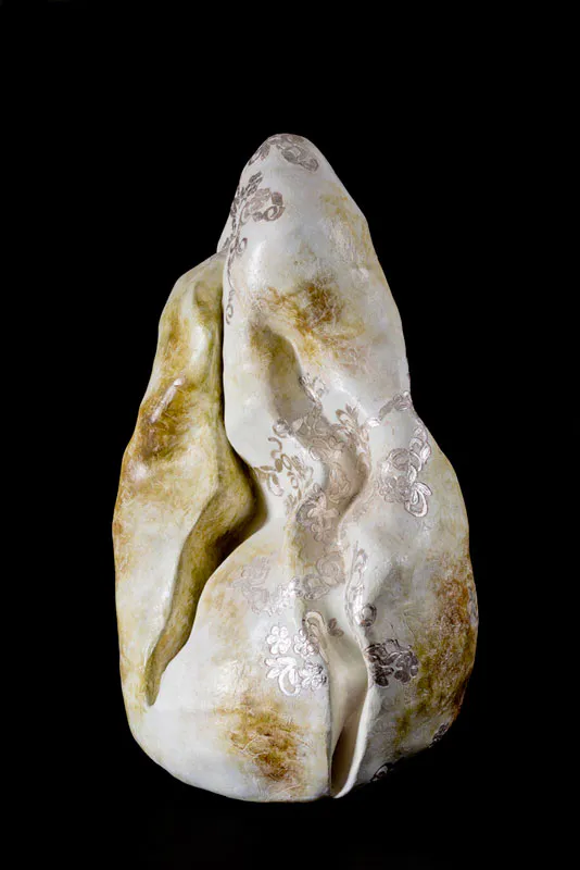 <p>La Novia | Cerámica, encáustica y hoja de plata | 70 x 60 cm | 2012</p>
