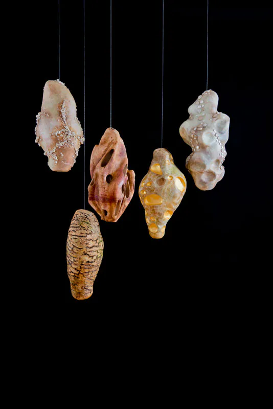 <p>Capullos | Cerámica con engobes, encáustica, hoja de oro y de plata | Medidas variables |  2013</p>
