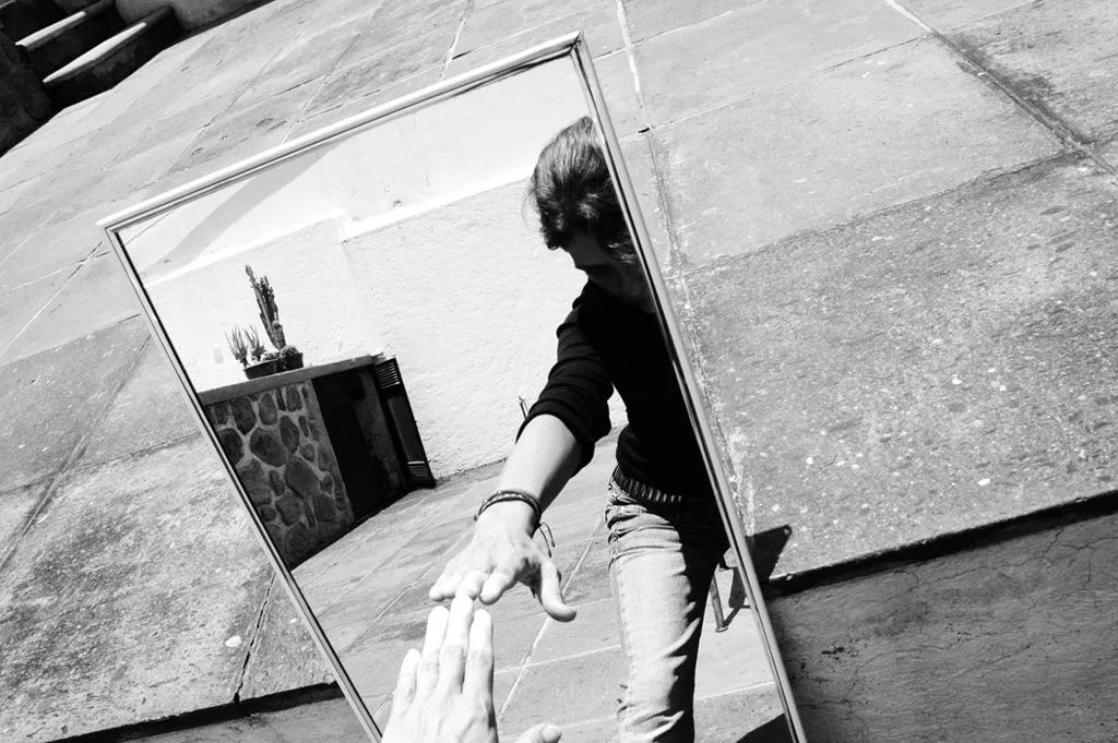 <p>De la serie I and I | En contacto | Fotografía digital | 49 x 50 cm | 2007</p>
