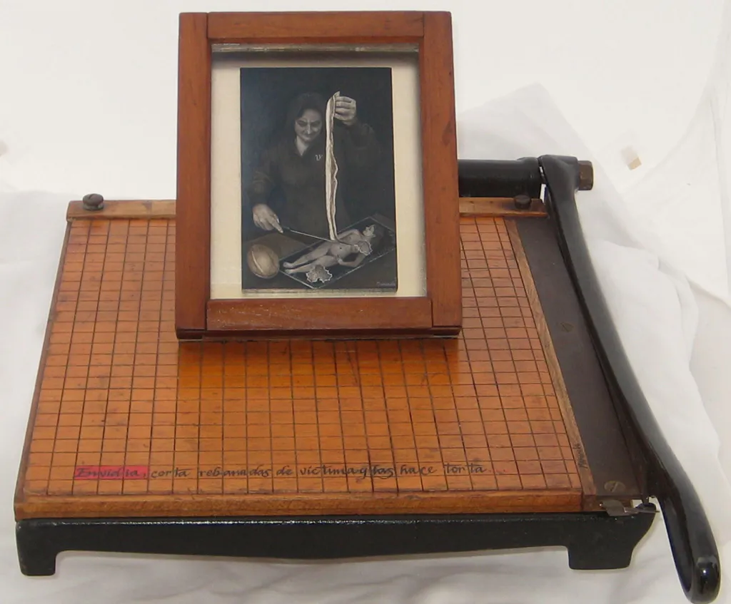 <p>Envidia, corta rebanadas de la víctima y las hace torta | 2010 | Temple de huevo sobre panel y técnica mixta | 35.5 x 26.6 x 17.8 cm</p>
