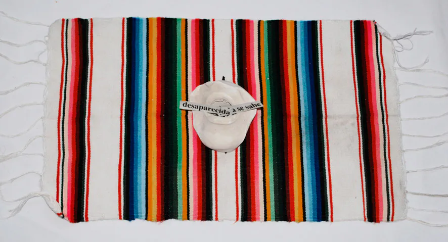 <p>Desaparecida | Vaciado en yeso, tela, alfileres y papel | 30 x 51 x 4 cm | 2011</p>
