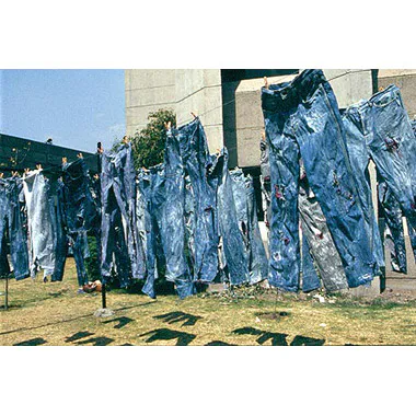 <p>Pantalones de mezclilla rasgados y ensangrentados. Facultad de Ciencias Politicas y Sociales, UNAM. 1991  México</p>
