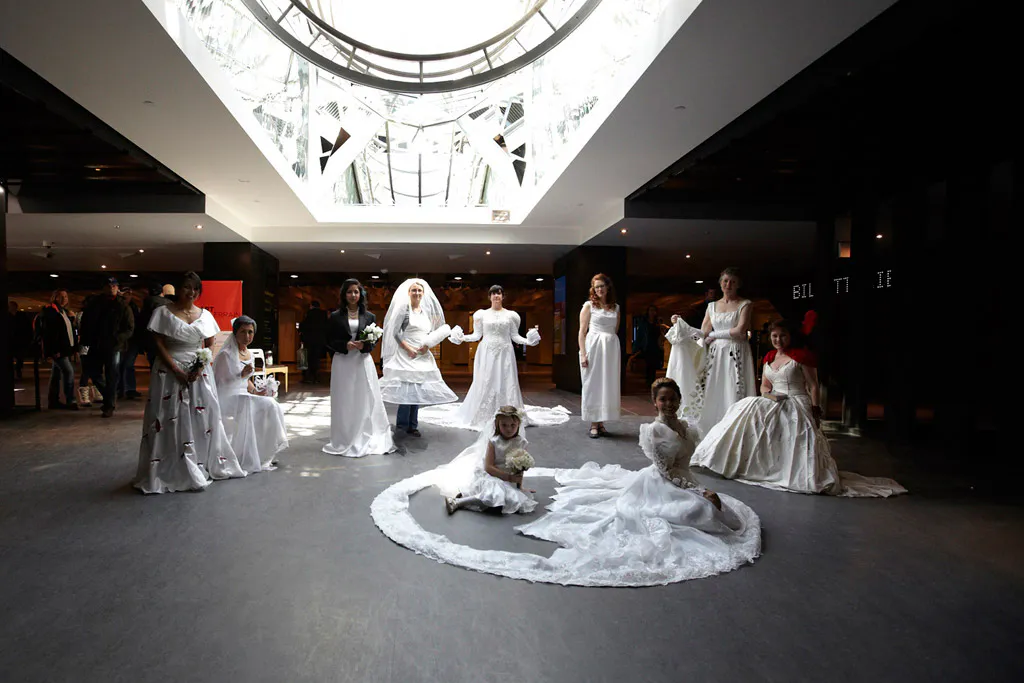 <p>Displaced, 2014. Art Souterrain, Place Des Arts, Montreal, Quebec, Canadá. Performance realizado con la participación de Amanda Ruíz, Dani Valdovinos, Danielle Maither, Denisse Horcasitas, Jennifer Wicks, Jessica Hart, Lee Lapaix, María Natividad Vega y Nati Valdovinos. Foto: Pedro Orozco. <br />Proyecto realizado con el apoyo del SNCA, CONACULTA/FONCA, México</p>

