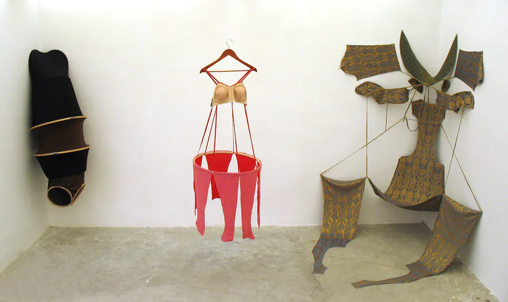 <p>Serie Abiertas, 2010. Ropa cortada y extendida</p>
