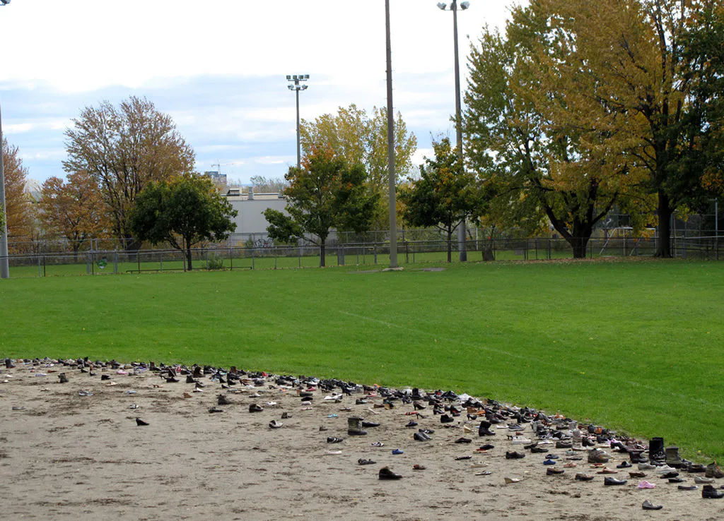 <p>En tus zapatos, 2010. Zapatos recuperados. Montreal, Quebec, Canadá</p>
