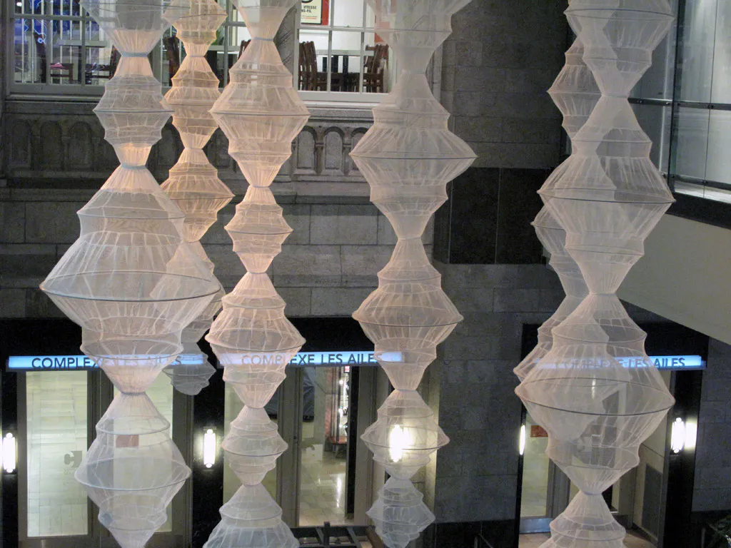 <p>Parásitos, 2012. Crinolinas. Art Souterrain, Nuit Blanche, Eaton Centre, Montreal, Quebec, Canadá</p>
