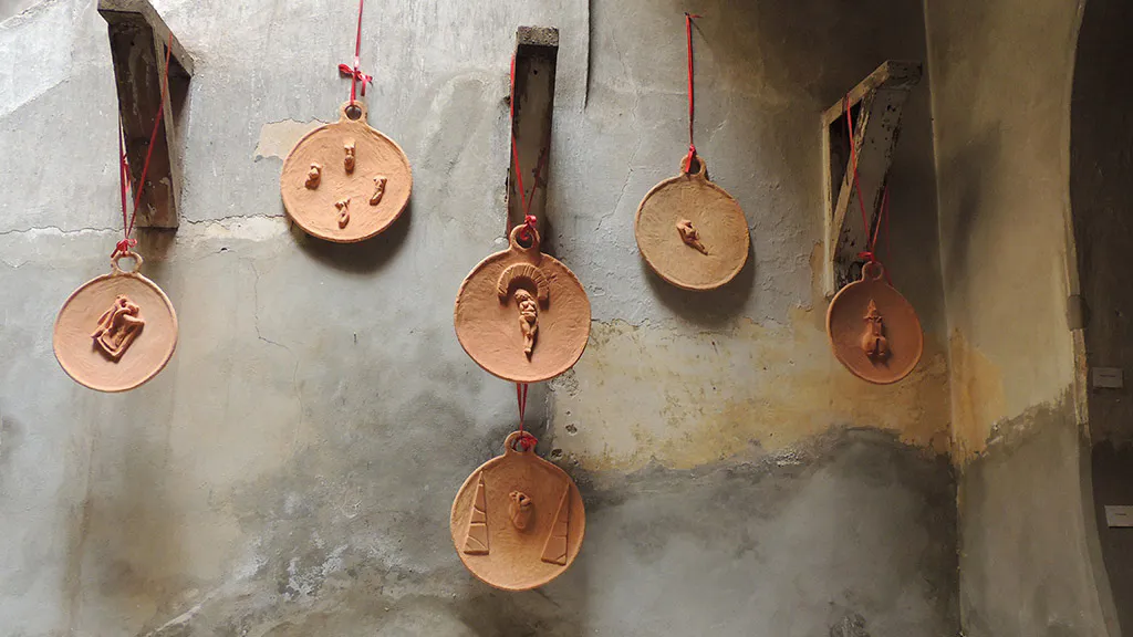 <p>Medallita Milagrosas. 2013. Escultura en barro.</p>
