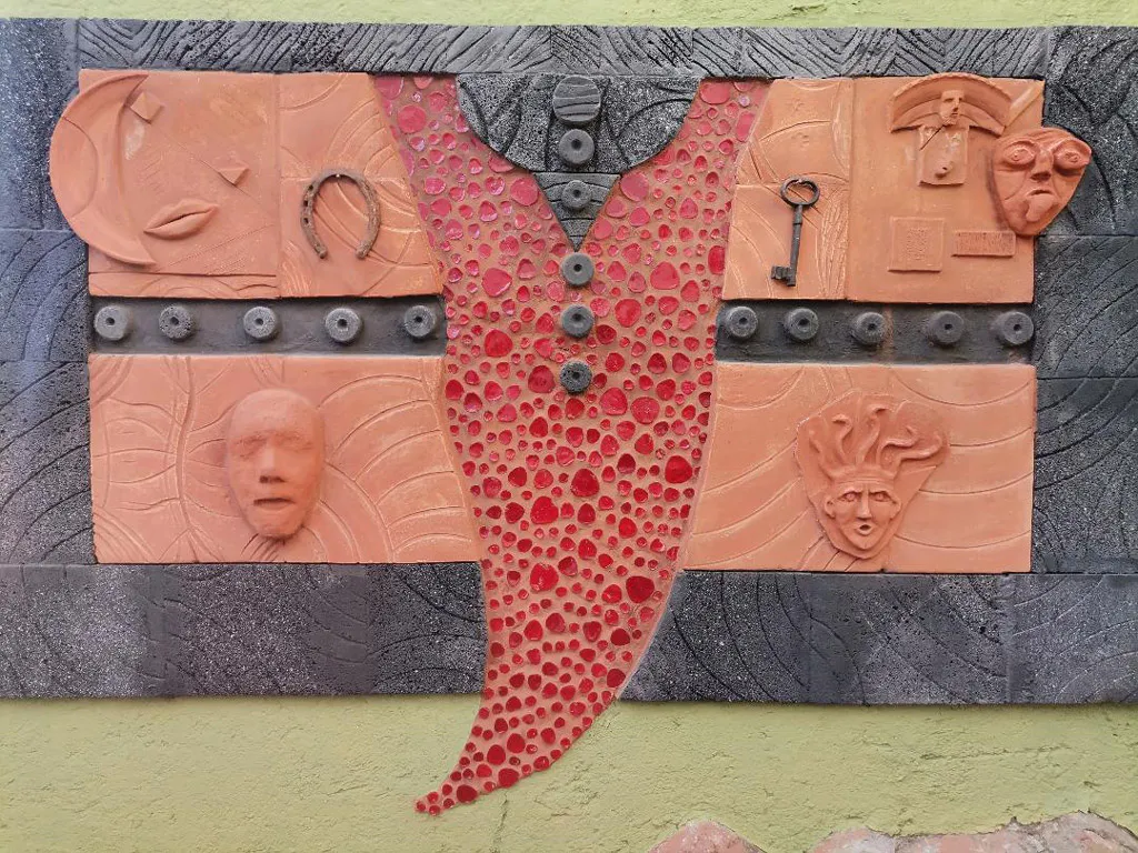 <p>El Vestido Mural. 2020. Mural, técnica mixta a base de metlapil, mosaico de cristal, metal y barro, 200 x 100 cm.</p>
