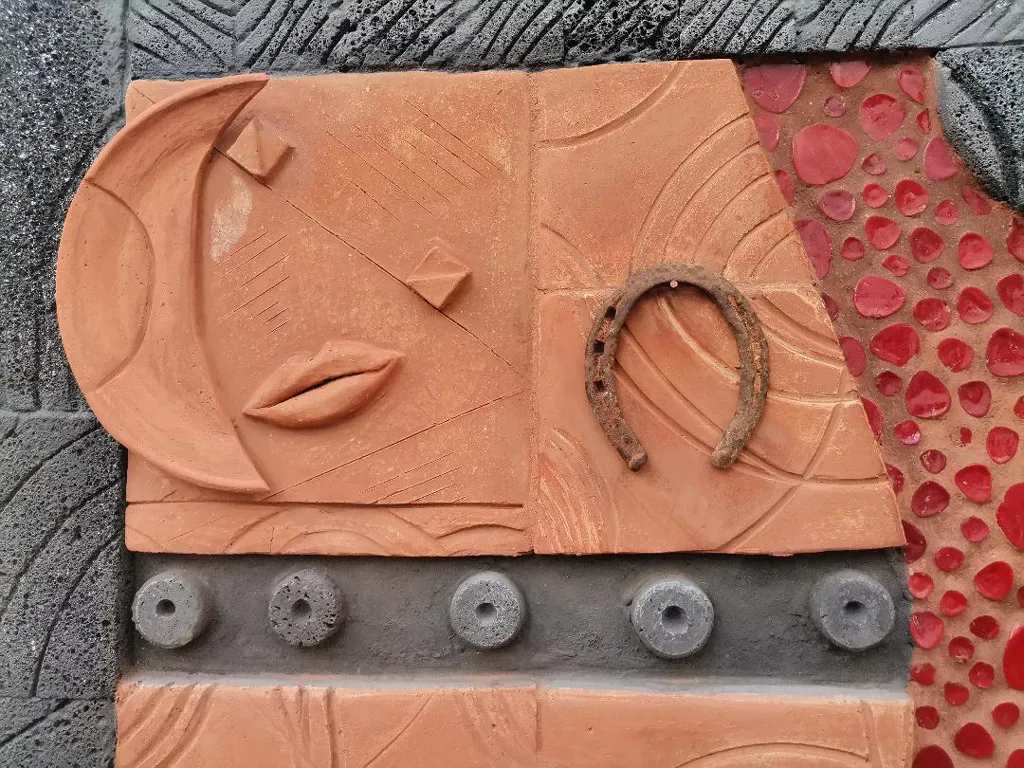 <p>El Vestido Mural. 2020. Mural, técnica mixta a base de metlapil, mosaico de cristal, metal y barro, 200 x 100 cm.</p>
