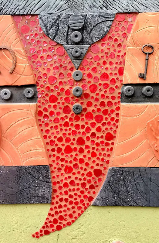 <p>El Vestido Mural. 2020. Mural, técnica mixta a base de metlapil, mosaico de cristal, metal y barro, 200 x 100 cm.</p>
