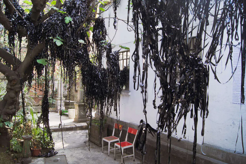 <p>Marienbad. 2016. Vista exterior, instalación con cinta de VHS, medidas variables.</p>
