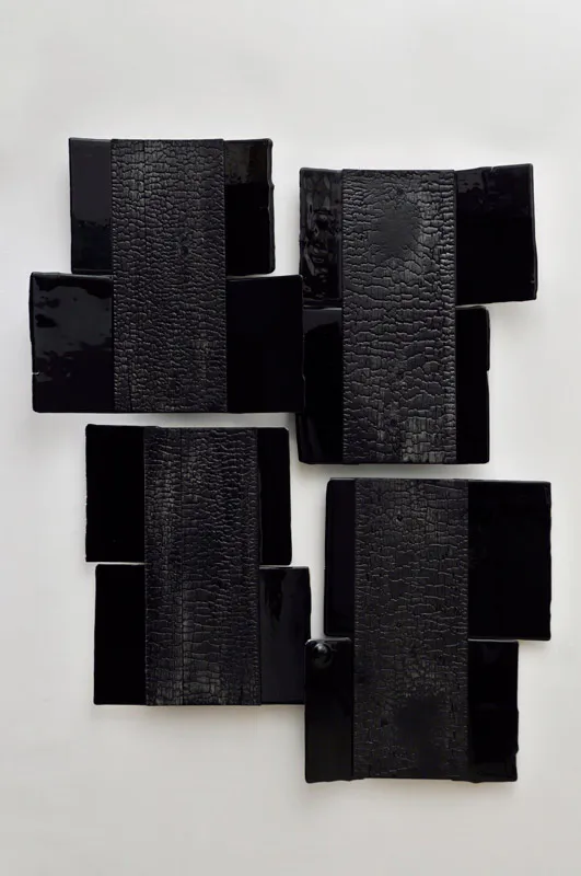 <p>EOH  (Espejo de obsidiana que humea) | Medida: 1.21 x 1.47 mts | Madera quemada y vidrio negro | 2012</p>
