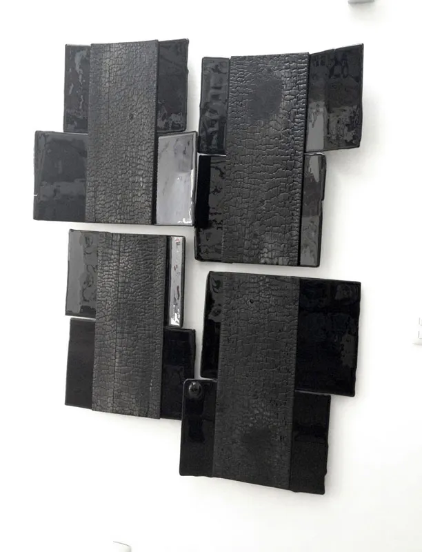 <p>EOH  (Espejo de obsidiana que humea) | Medida: 1.21 x 1.47 mts | Madera quemada y vidrio negro | 2012</p>
