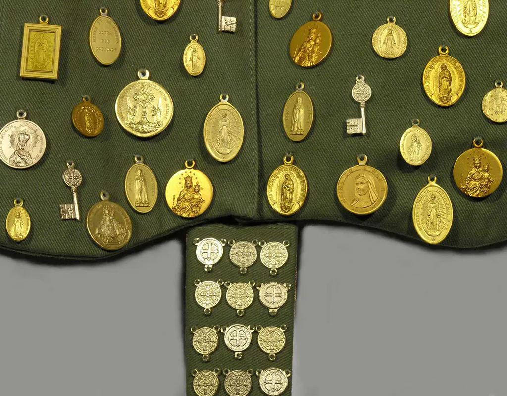 <p>Abrigo seguro | 80 x 70 x 20 cm. | Algodón, satín sintético, medallas religiosas, bordado a máquina, mercería e hilo | 2009</p>
