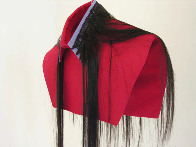 <p>Cuello hirsuto | 43 x 35 x 20 cm. | Algodón, botones, pelo sintético e hilo 2009</p>
