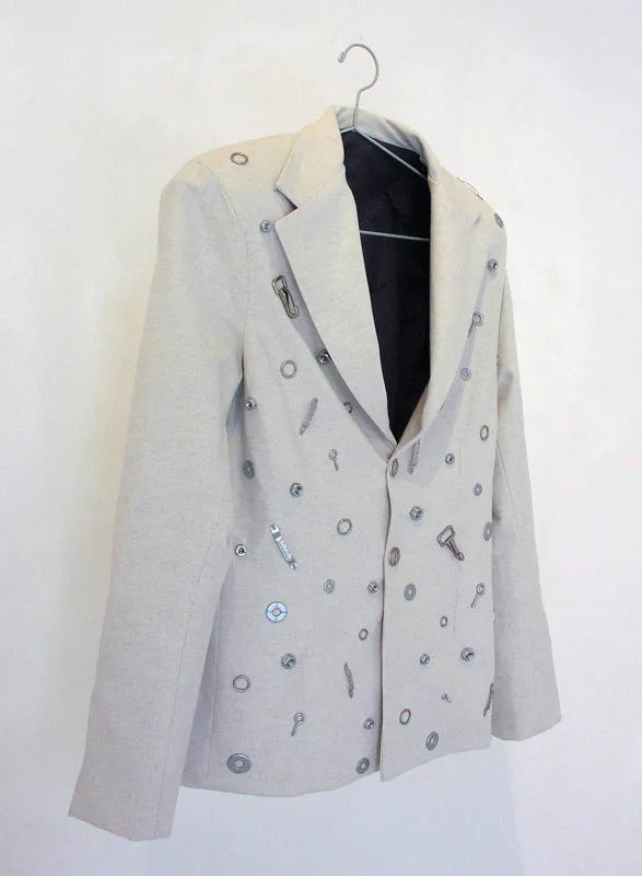 <p>Saco de huida | 77 x 74 x 16 cm. | Lona de algodón, popelina de fibras mixtas, artículos de ferretería, transferencia de fotocopia e hilo | 2009</p>
